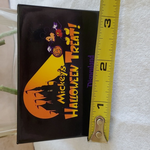 Disneyland Halloween Nostalgia! Mickeys Halloween Treat 1995 button! - Picture 4 of 5